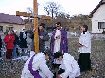 stavění mis. kříže v Třebařově